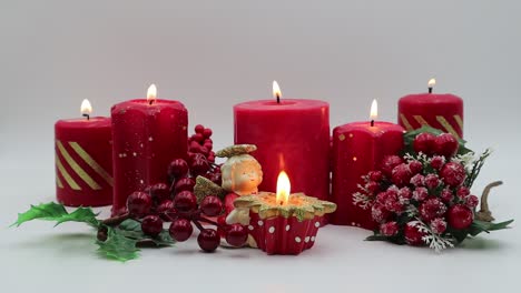 Weihnachtsdekoration.-Rote-Kerzen-Und-Weihnachtsschmuck