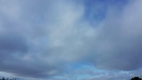 Las-Nubes-Pasan-Lentamente-En-La-Bahía