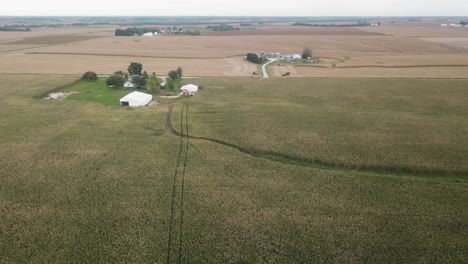 Luftdrohnenansicht-Im-Ländlichen-Iowa-Mit-Blick-Auf-Maisfelder-Und-Farmen-Mit-Scheunen-Und-Silos
