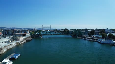 Un-Puente-Verde-Sobre-El-Estuario-Durante-El-Día