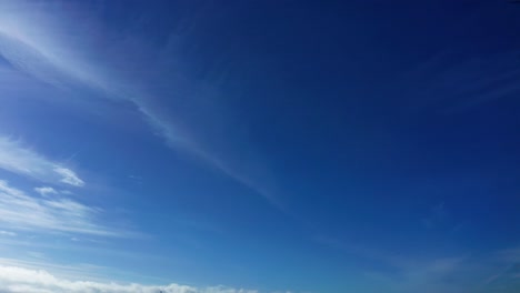 Blauer-Himmel-Mit-Ein-Paar-Wolken-Und-Sonnenstrahlen