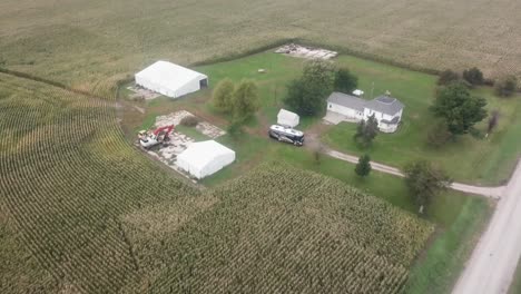 Drohnenüberführung-Eines-Bauernhofs-Und-Eines-Reifen-Maisfelds-Im-Frühherbst-Im-Ländlichen-Iowa