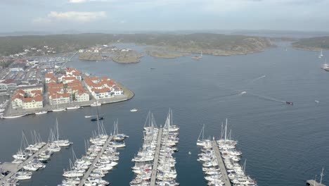 Drohnenflug-über-Einem-Yachthafen-In-Schweden