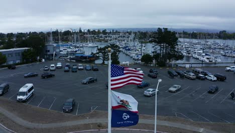 La-Bandera-Estadounidense-Ondea-Sobre-El-Puerto-Deportivo-Cerca-De-Una-Base-Naval