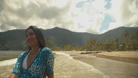 Schönes-Model-Posiert-An-Einem-Strand-Auf-Der-Karibischen-Insel-Trinidad-Mit-Bergen-Im-Hintergrund