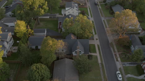 Luftbild-über-Nachbarschaft-Mit-Kleinen-Häusern-Und-Neubaugrundstück