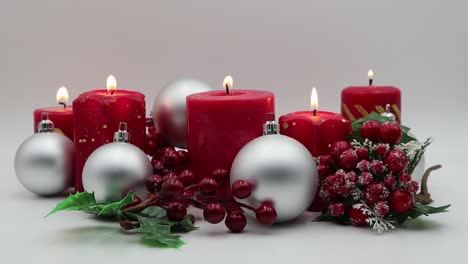 Weihnachtsdekoration.-Rote-Kerzen-Und-Weihnachtsschmuck