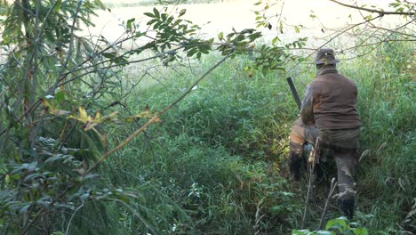 Jäger-In-Camouflage,-Der-Sich-Im-Wald-Versteckt,-Filmische-Zeitlupe-Mit-Geringer-Schärfentiefe