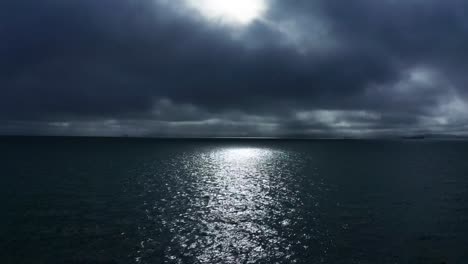 Dunkle-Wolken-Und-Helle-Sonnenstrahlen-über-Der-Bucht-An-Einem-Bewölkten-Tag