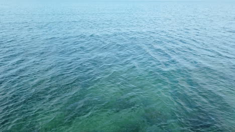 Wellen-Von-Wasser,-Das-In-Einem-Riesigen-Blauen-Ozean-Fließt
