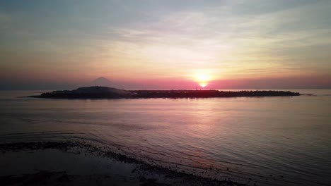 Blick-Auf-Den-Sonnenuntergang-Eines-Vulkans-Von-Einem-Strand-Aus