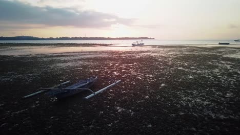 Boote-Am-Strand-Bei-Sonnenuntergang-In-Gili-Air