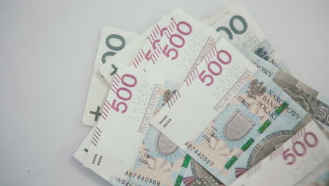 Legen-Sie-500-Polnisches-Geld-Auf-100-Polnisches-Geld-Und-Zählen-Sie-Das-Geld-Zu-Hause