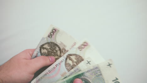 Der-Mann-Zählt-Geld-In-Den-Händen,-Misch-Geld-In-Deinen-Händen,-100-Polnische-Zloty