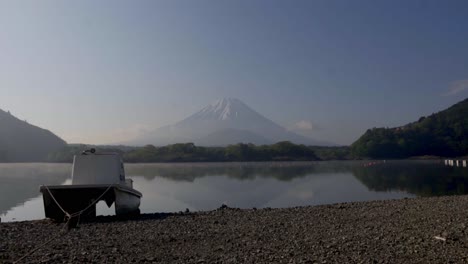 Nebeliges-Wasser-Des-Berges-Fuji,-Immer-Noch-Zeitrafferaufnahme-Aus-Niedrigem-Winkel