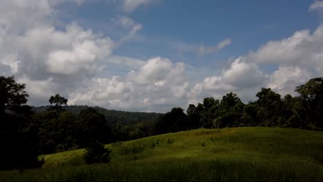 Landschaft-Im-Khao-Yai-Nationalpark,-Bäume-Und-Berge-Mit-Flauschigen-Großen-Wolken,-Die-Schatten-Werfen