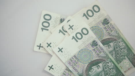 Geld-Einzeln-Auf-Den-Tisch-Legen,-Geld-Auf-Dem-Tisch-Zählen,-100-Polnische-Zloty-Gestapelt