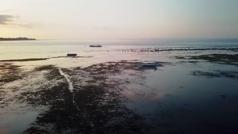 Boote-An-Einem-Strand-Von-Gili-Air-Während-Des-Sonnenuntergangs