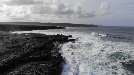 Luftaufnahme-Der-Meereslandschaft-Mit-Großen-Wellen,-Die-Die-Felsige-Küste-Irlands-Treffen