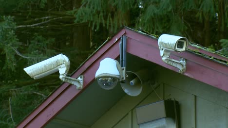 Drei-Überwachungskameras-Auf-Dem-Dach-Des-Gebäudes
