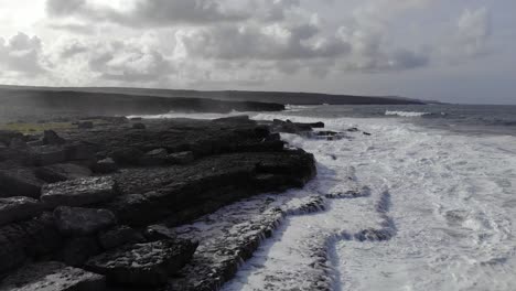 Luftaufnahme-Der-Wunderschönen-Irischen-Küste-Mit-Schwarzen-Felsen-Und-Stimmungsvollem-Look
