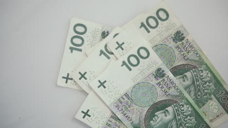100-Polnisches-Geld-Zu-Hause-Auf-Dem-Weißen-Tisch-Zählen