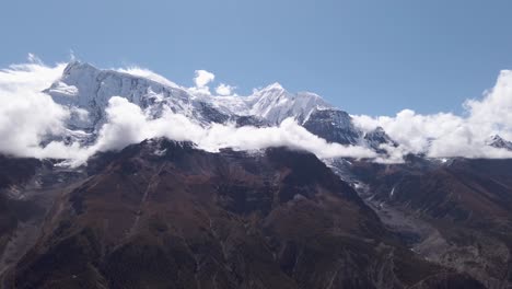 Panoramablick-Auf-Den-Schneebedeckten-Annapurna-Gipfel-Mit-Blauem,-Klarem-Himmel-Nepal
