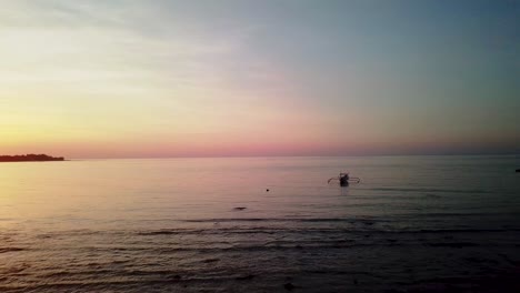 Indonesisches-Boot-An-Einem-Strand-Der-Insel-Gili-Air-In-Indonesien-Während-Des-Sonnenuntergangs