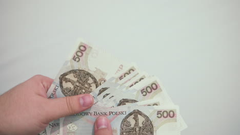 Der-Mann-Legt-Geld-In-Die-Hand,-Zählt-Geld-In-Der-Hand,-500-Zloty-Datei