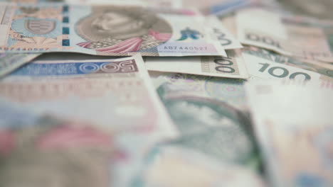 Spur:-Polnisches-Geld-Auf-Dem-Tisch-Ausgebreitet,-Viele-Polnische-Banknoten-Liegen-Dicht-Beieinander-Auf-Dem-Tisch