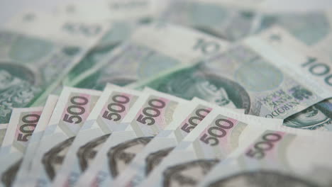 Viele-500-Polnische-Geldscheine-Liegen-Auf-Geldscheinen,-Geldhintergrund-Herum
