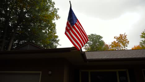 Schuss-Einer-Amerikanischen-Flagge,-Die-Im-Wind-Eines-Herbststurms-In-Michigan,-Usa-Weht
