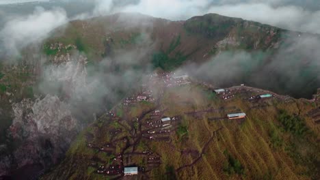 Nubes-Pasando-El-Monte-Batur-Durante-El-Amanecer