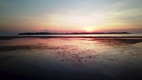 Blick-Auf-Den-Sonnenuntergang-Eines-Vulkans-Von-Einem-Tropischen-Strand