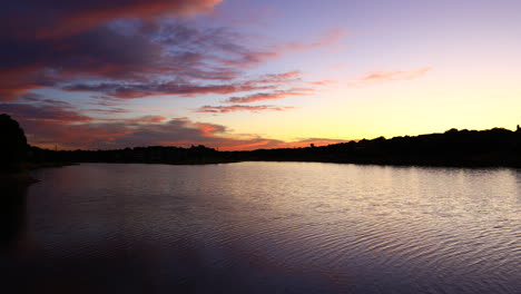 Dies-Ist-Ein-Video-Eines-Farbenfrohen-Sonnenuntergangs-über-Dem-Lake-Lewisville-Im-Hochlanddorf-Texas