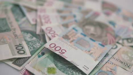Schwenken-Und-Fokussieren-Auf-Die-Polnische-Banknote-500-PLN