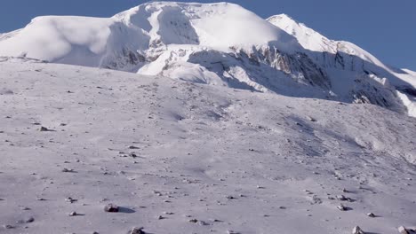Vista-Panorámica-Del-Paso-De-Thorung-La-Cubierto-De-Nieve-Durante-Un-Día-Soleado-Montañas-Del-Himalaya-Nepal,-Paso-Famoso-A-Cinco-Mil-Metros