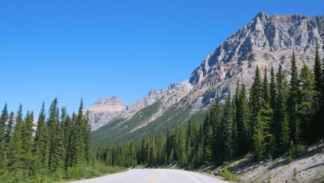 Vista-Desde-La-Parte-Delantera-Del-Automóvil-Mientras-Se-Mueve-A-Lo-Largo-De-Las-Avenidas-Del-Campo-De-Hielo-En-El-Parque-Nacional-De-Banff,-Canadá