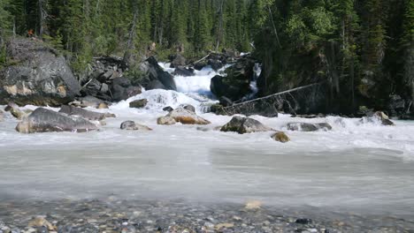 Wasserfall-Im-Fluss-Im-Yoho-Tal-Im-Sommer-Tagsüber-Im-Yoho-Nationalpark,-British-Columbia,-Kanada-Im-Sommer-Tagsüber