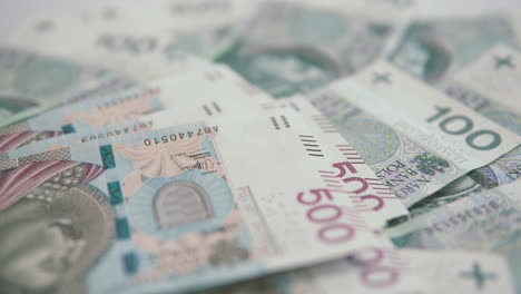 Contar-Billetes-De-500-Zloty-En-El-Fondo-De-Billetes-De-100-Pln