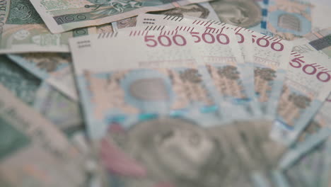 Panorámica:-500-Zlotys-En-Juego-Y-Fondo-De-100-Pln