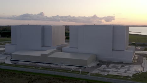 Bradwell-On-Sea-Kernkraftwerk-Mit-Rosa-Und-Goldenem-Sonnenuntergang,-Wolken-Und-Fluss