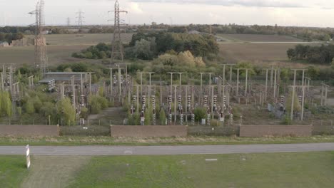 Planta-De-Energía-Nuclear-Desmantelada-En-Bradwell-On-Sea,-Drones-Panorámicos-A-La-Izquierda
