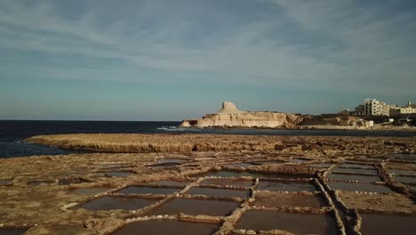 Luftaufnahme-Der-Salzpfannen-In-Xwejni-Bay,-Gozo,-Malta