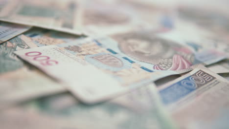 Spur:-Konzentration-Auf-Polnische-500-Zloty-Banknoten-Auf-Anderem-Geldhintergrund