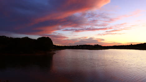 Dies-Ist-Ein-Video-Eines-Farbenfrohen-Sonnenuntergangs-über-Dem-Lake-Lewisville-Im-Hochlanddorf-Texas