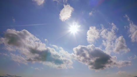 Cielo-Azul-Con-Nubes-Idílicas-Y-Sol-Brillante,-Destellos-De-Rayos-Solares,-Clima-Y-Meteorología,-Escena-Tranquila-Y-Tranquila