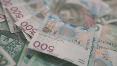 LKW:-Hintergrund-Aus-Polnischem-Geld,-Im-Vordergrund-500-PLN,-Viel-Polnische-Banknote-Herum