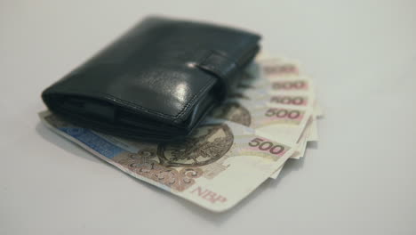 Von-Verschwommen-Bis-Fokus-Auf-Schwarze-Brieftasche-Mit-500-Polnischen-Zloty-Geld