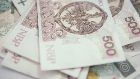 Pfanne:-500-Polnische-Geldscheine-Auf-Flachem-Tisch